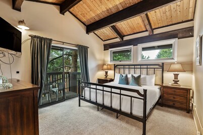 Spacious Townhouse with New Private Hot Tub! Pool, Air Cond, Free Bus to Town, Washer Dryer in Unit