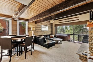 Una Smart TV, una chimenea, libros