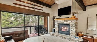 Spacious/Updated TH w/Private Hot Tub/Air Conditioning+ Steps to Pool/Free Town Bus-W/D in Unit-Deck