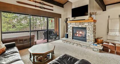 Spacious/Updated TH w/New Private Hot Tub+ Steps to Ski/Town Free Bus-Gas Fireplace-W/D in Unit-Deck