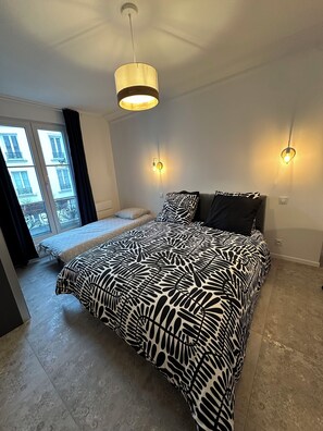 2 soverom, skrivebord, reiseseng for barn og wi-fi (inkludert)