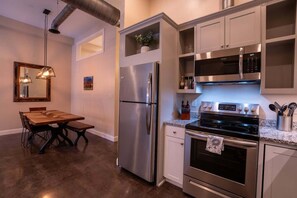 Køleskab, mikrobølgeovn, ovn, kogeplade