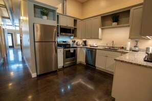 Køleskab, mikrobølgeovn, ovn, kogeplade