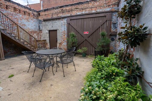 Downtown Urban Retreat~ 6 Beds ~Perfect for Groups