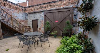 Downtown Urban Retreat~ 6 Beds ~Perfect for Groups