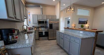 Downtown Urban Retreat~ 6 Beds ~Perfect for Groups