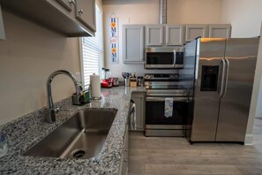 Refrigerador, microondas, horno y parrilla de estufa