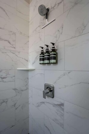 Shower, hair dryer, towels - Downtown Urban Retreat~ 6 Beds ~Perfect for Groups (Roanoke)