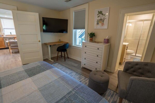 1 bedroom, iron/ironing board, free WiFi, bed sheets - Central & Safe-1BR apartment in quiet neighborhood (Roanoke)