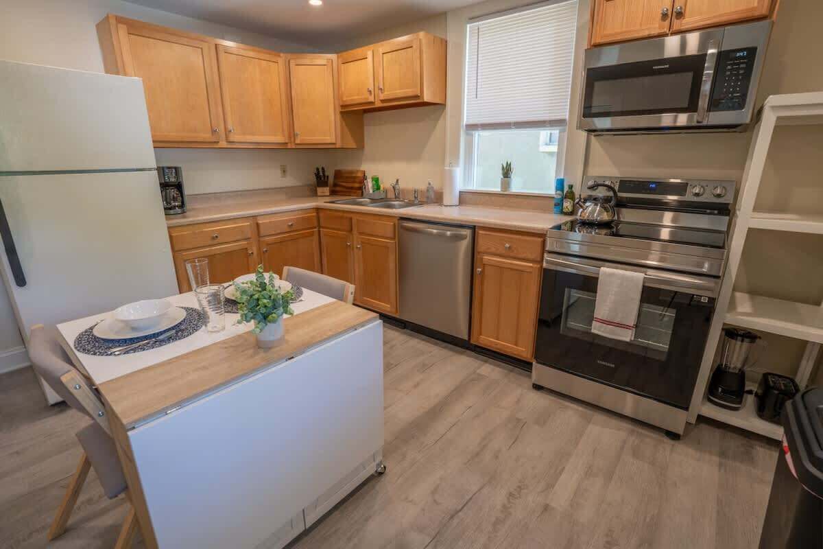 Kylskåp, mikrovågsugn, ugn och spishäll