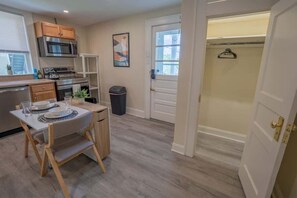 Fridge, microwave, oven, stovetop - Central & Safe-1BR apartment in quiet neighborhood (Roanoke)