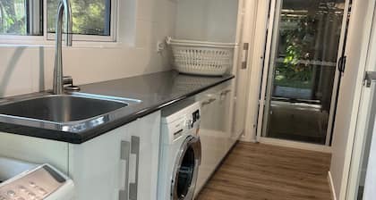 Fully self contained studio unit under family home close to Showgrounds