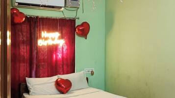Soundproofing, free WiFi, bed sheets