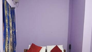 Soundproofing, free WiFi, bed sheets