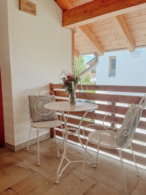 Outdoor dining - Ferienwohnung Kampenwand 43 qm (Gstadt am Chiemsee)