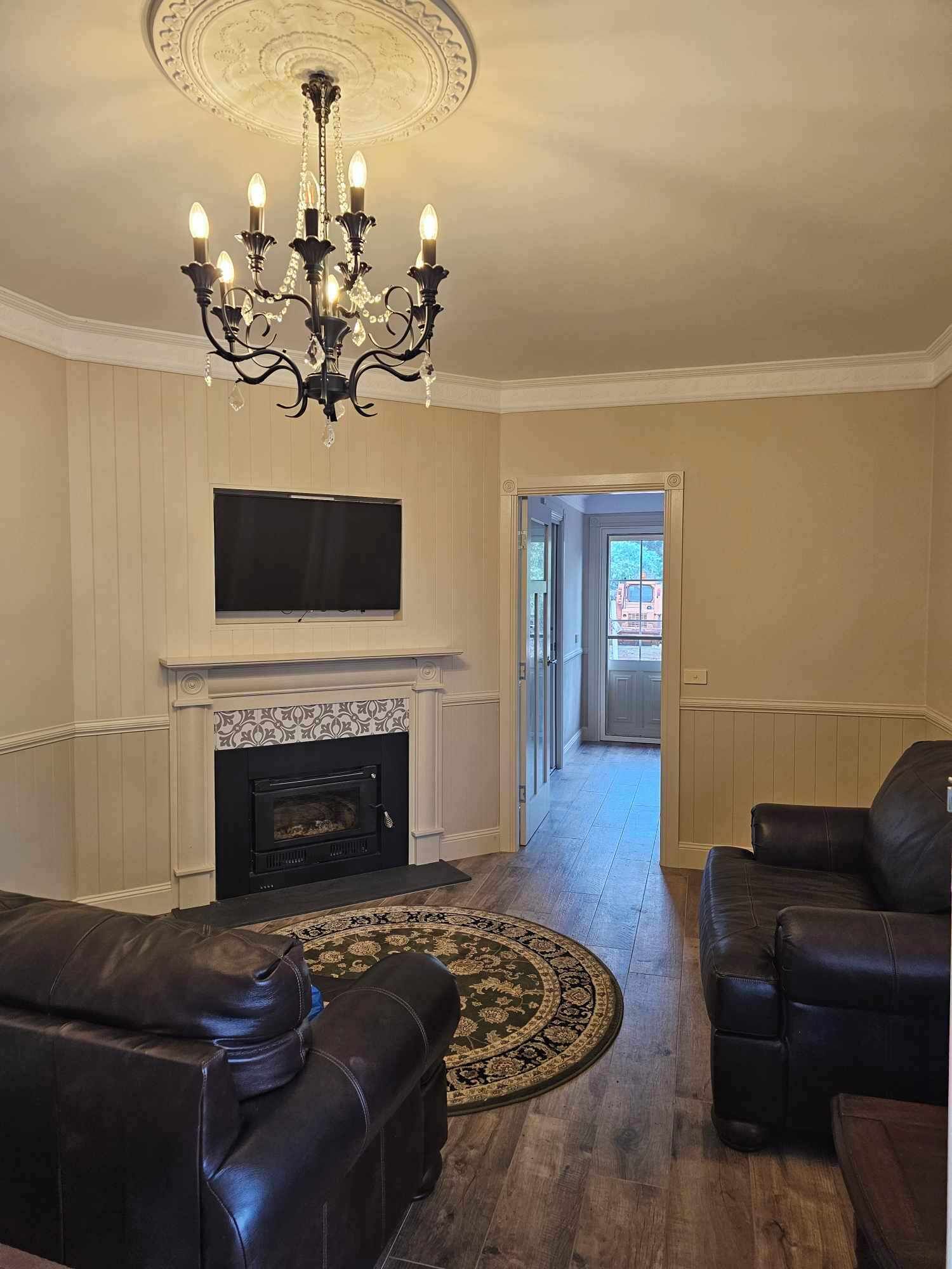 Bridal Miner's Deluxe | Living area