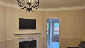 Bridal Miner's Deluxe | Living area