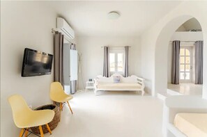 Quarto quádruplo econômico, 1 quarto | Área de estar | TV de tela plana 21 polegadas com canais digitais