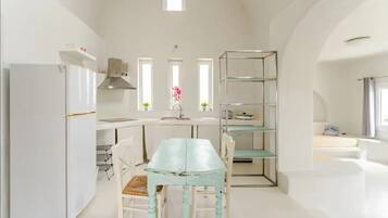 Economy Quadruple Room, 1 Bedroom | Private kitchen | Fridge, stovetop, cookware/dishes/utensils, freezer