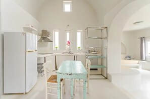 Quarto quádruplo econômico, 1 quarto | Cozinha privada | Geladeira, cooktop, talheres/pratos/utensílios de cozinha, freezer