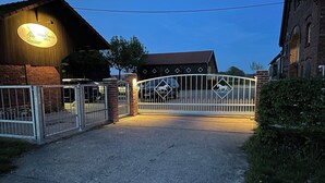 Een hek toegangt tot een gebouw, met een bord waarop staat dat het een restaurant is.