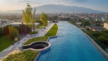 2 outdoor pools