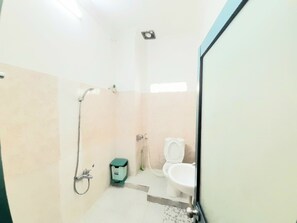 Family Room | Bathroom | Shower, towels, toilet paper - OYO 1239 Thuy An Hotel (Ho Chi Minh City)