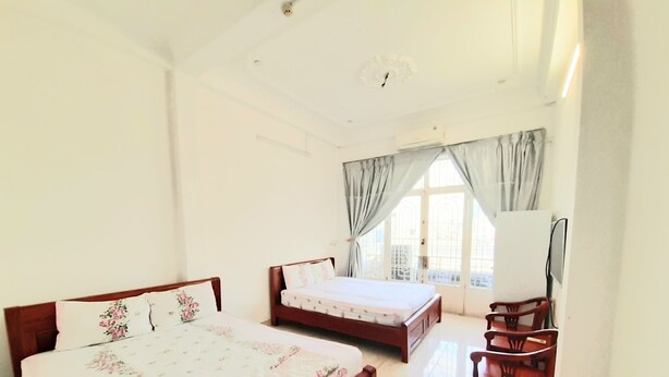 Family Room | Desk, laptop workspace, free WiFi, bed sheets - OYO 1239 Thuy An Hotel (Ho Chi Minh City)