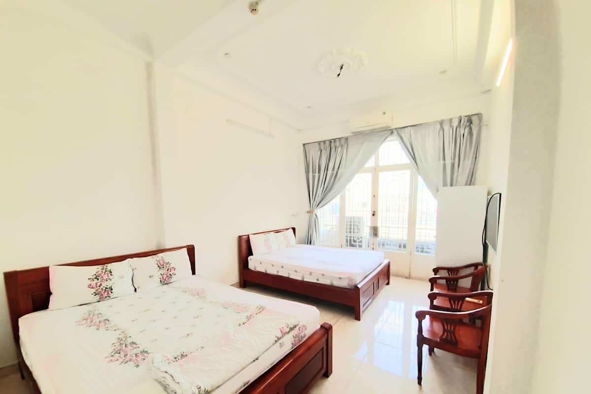 Family Room | Desk, laptop workspace, free WiFi, bed sheets