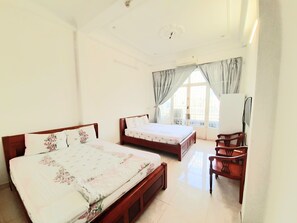 Family Room | Desk, laptop workspace, free WiFi, bed sheets - OYO 1239 Thuy An Hotel (Ho Chi Minh City)