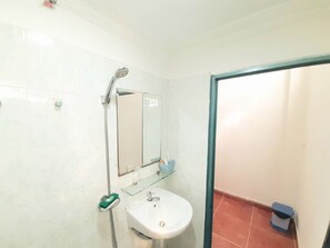Standard-Doppelzimmer | Badezimmer | Dusche, Handtücher, Toilettenpapier