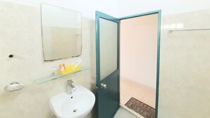 Family Room | Bathroom | Shower, towels, toilet paper - OYO 1239 Thuy An Hotel (Ho Chi Minh City)