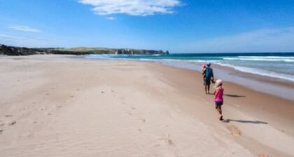 Close to beach, quiet neigbourhood. close to town shops & restaurants
