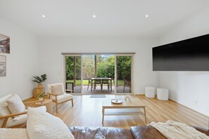 Een smart-tv en een open haard