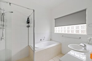 Douche, sèche-cheveux, serviettes fournies, savon