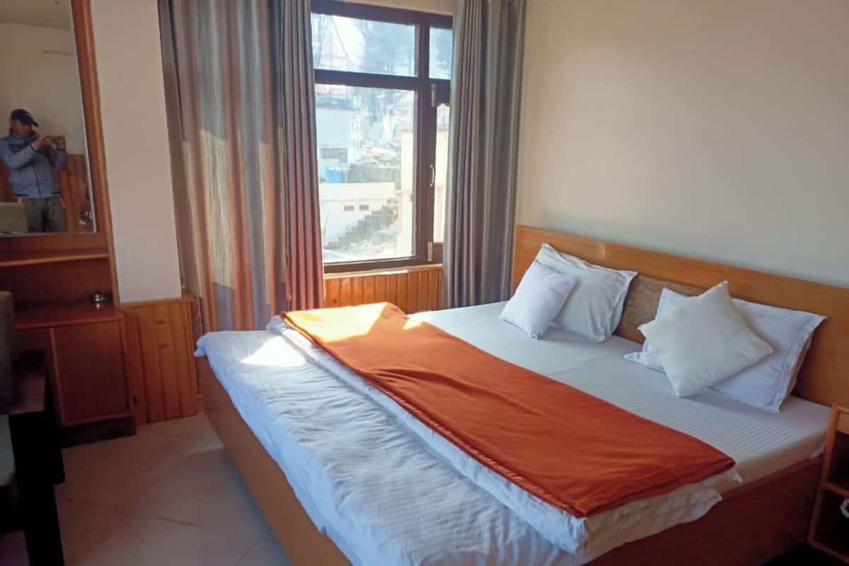 Soundproofing, free WiFi, bed sheets