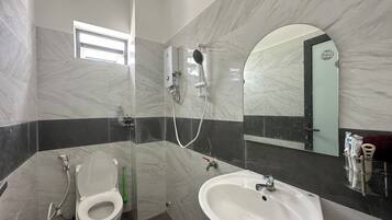 Buồng tắm vòi sen, khăn tắm