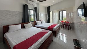 Una habitación de hotel con dos camas, un escritorio y una silla.