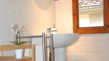 Doccia, asciugacapelli, bidet, asciugamani