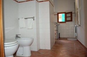 Douche, sèche-cheveux, bidet, serviettes fournies
