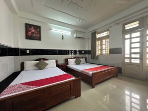 Minibar, desk, laptop workspace, free WiFi - OYO 1240 Minh Thuan Hotel (Ho Chi Minh City)