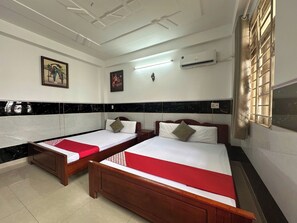 Minibar, desk, laptop workspace, free WiFi - OYO 1240 Minh Thuan Hotel (Ho Chi Minh City)