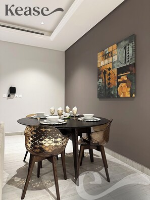 Apartamento de diseño, 2 habitaciones | Zona de estar | Una televisión de pantalla plana