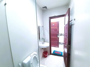 Chambre Double Supérieure | Salle de bain | Douche, serviettes fournies, papier toilette