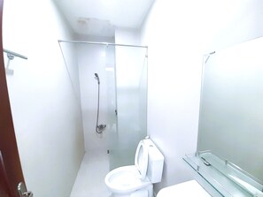 Superior-dobbeltværelse | Badeværelse | Bruser, håndklæder, Toiletpapir