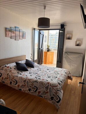 1 chambre, fer et planche à repasser, lit parapluie, draps fournis