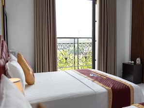 Family Room | Desk, laptop workspace, free WiFi, bed sheets