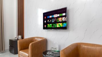 Family Room | Desk, laptop workspace, free WiFi, bed sheets