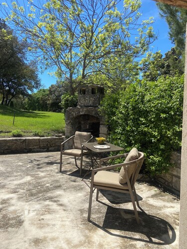 Mas du 11ème siècle situé sur site archéologique entouré d’oliviers