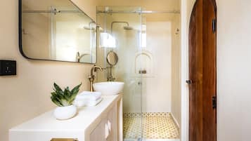 Deluxe Room, Balcony | Bathroom | Shower, free toiletries, towels